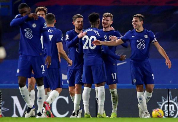 Pemain Chelsea meraikan kemenangan berkenaan.