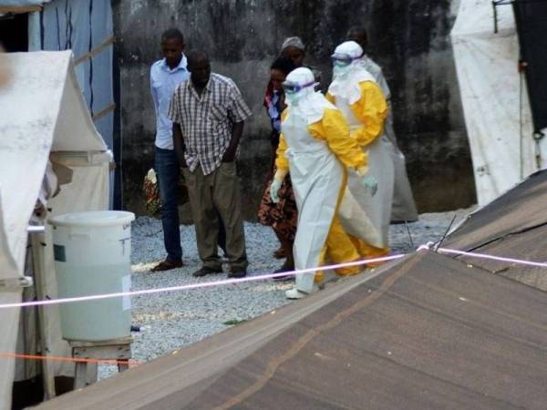 Beberapa pekerja kesihatan memakai pakaian pelindung virus Ebola di sebuah hospital di Conakry pada tahun 2014. - Foto AFP