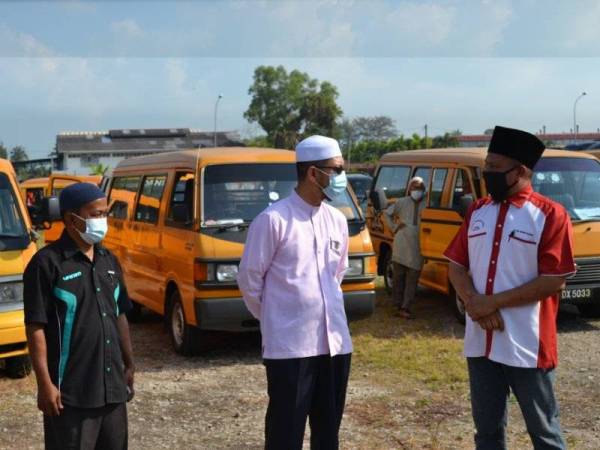 Wan Mohd Nuhairi Wan Hamat (kanan) berbual dengan Ahmad Fathan di sini.