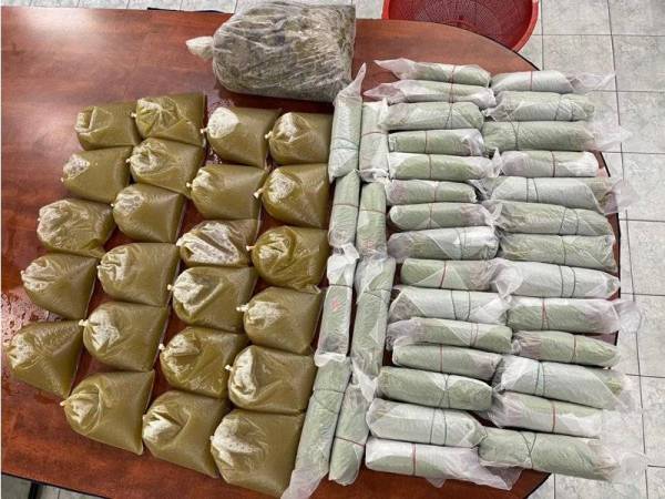 Bungkusan air dan daun ketum yang dirampas di Taman Sri Timah di sini pada Isnin.