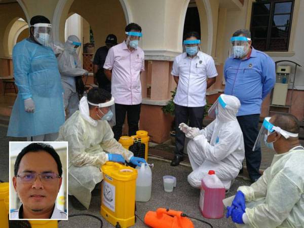 Fadzli (berdiri dua dari kanan) melihat Skuad Sabil DUN Batu Rakit membuat bancuhan untuk kerja-kerja sanitasi di sekitar DUN Batu Rakit. Gambar kecil: PROF DR FADZLI ADAM