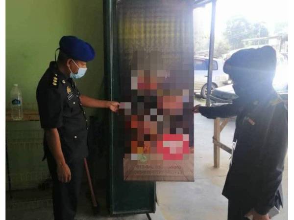 Gegantung yang memaparkan logo halal yang didakwa tidak diperakui oleh Jakim dirampas dalam serbuan di Tanah Merah pada Selasa.