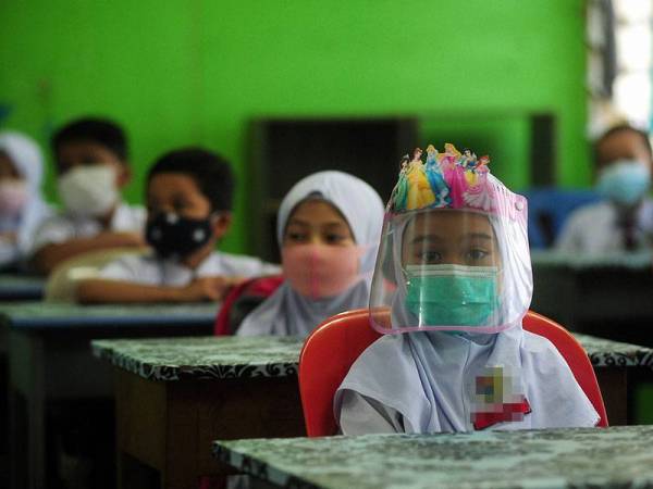 Segelintir waris pelajar meminta kerajaan mempertimbangkan agar anak mereka khususnya pra sekolah, Tahun Satu dan Tingkatan Satu dari kawasan berisiko rendah dibenarkan ke sekolah semula sekurangnya seminggu sekali. Gambar hiasan