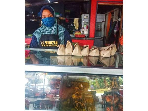 Normazlifah lega kerana sambutan positif terhadap usahanya menjual set nasi bajet tersebut
