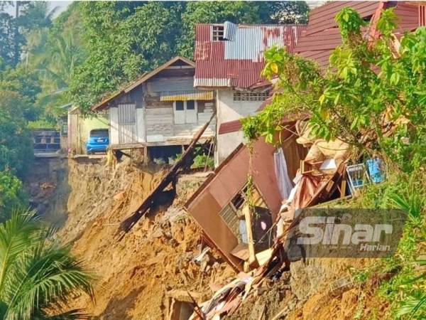 Keadaan tebing Sungai Kelantan di Bandar Pasir Mas yang runtuh awal pagi tadi menyebabkan beberapa rumah penduduk turut sama roboh.
