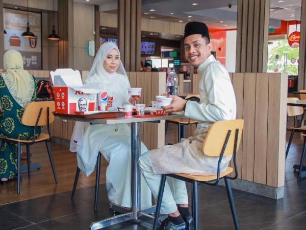 Gambar Nur Dyana bersama Hazrin Amree ‘makan beradap’ di sebuah restoran makanan segera menjadi perhatian ramai hingga tular di laman sosial. - Foto FB Angah Photog