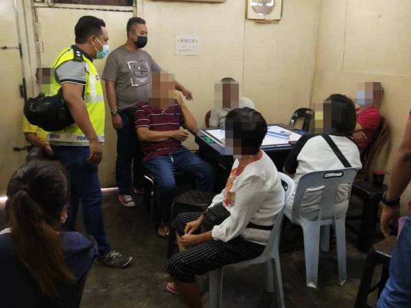 Suspek terdiri daripada tujuh lelaki dan dua wanita berusia antara 44 hingga 70 tahun.