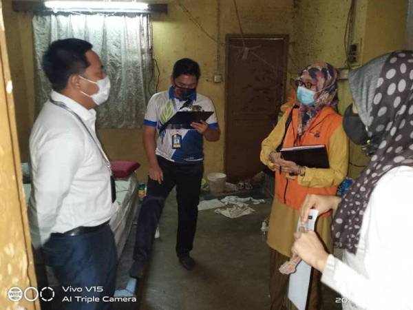 Pihak LZS bersama wakil daripada Jabatan Kebajikan Masyarakat (JKM) Selangor menyantuni dua beranak yang tinggal di rumah usang di Petaling.
