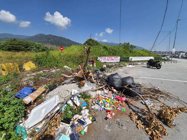 Longgokan sampah haram berhampiran Taman Suria Meru dan Taman Meru Perdana Ipoh sejak dua tahun lalu. - Foto Facebook Tuan Denan