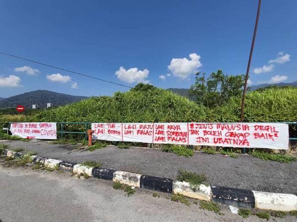 Dua kain rentang peringatan yang dipasang penduduk pada Rabu. - Foto Facebook Tuan Denan