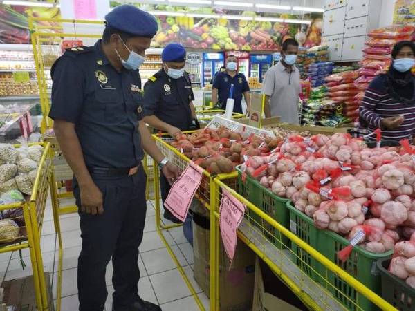 Pegawai KPDHEP Sabah membuat pemantauan di premis perniagaan sepanjang Skim Harga Maksimum Musim Perayaan (SHMMP) Tahun Baharu Cina yang dilaksanakan di Sabah.