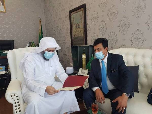 Mustapha (kanan) sedang berbincang dengan Syeikh Abdul Rahman mengenai isu jemaah Malaysia untuk mengerjakan haji dan umrah pada tahun ini.