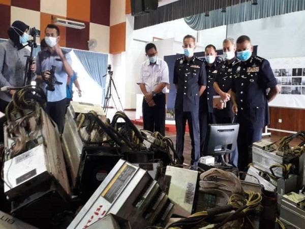 Ayob Khan menunjukkan mesin perlombongan bitcoin yang dirampas dalam beberapa operasi di empat daerah pada sidang akhbar di IPD Seri Alam, Johor Bahru, pada Rabu.