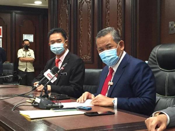 Aminuddin (kanan) pada sidang media di Wisma Negeri pada Rabu.