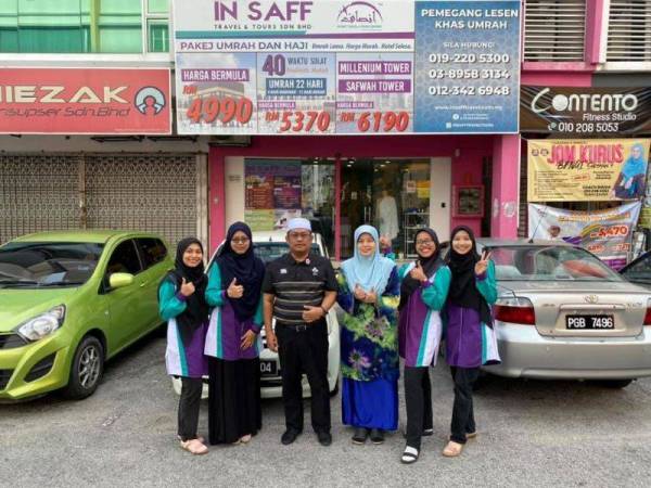 Suhaimi (tiga dari kiri) bersama sebahagian daripada staf di hadapan pejabat In Saff Travel & Tours-Bangi.