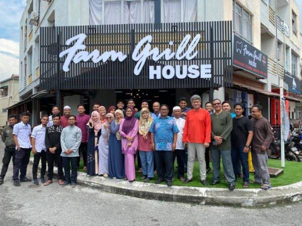 Suhaimi (lima dari kanan) bersama dengan tenaga kerja Farm Grill yang sebahagian besarnya bekas kakitangan In Saff Travel & Tours – Bangi.