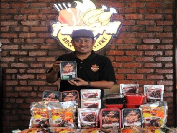 Suhaimi menunjukkan produk keluaran Farm Grill Industries Sdn Bhd yang diusahakannya ketika tempoh PKP Mac lalu.