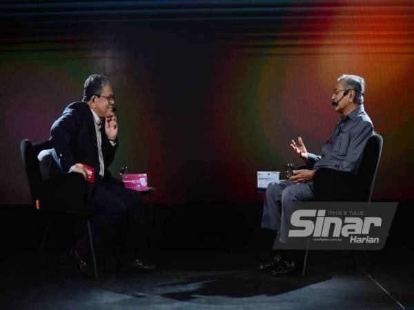 Dr Mahathir (kanan) ketika program ‘Bersama Tun M’ yang dikendalikan Tokoh Wartawan Negara, Tan Sri Johan Jaaffar di Studio F, Kumpulan Karangkraf di sini pada Rabu. - Foto Sinar Harian ROSLI TALIB & ASRIL ASWANDI SHUKOR