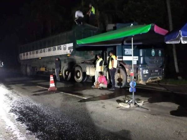PATI yang disembunyikan di dalam treler berjaya ditahan pegawai JIM Kilometer 38 Lahad Datu.