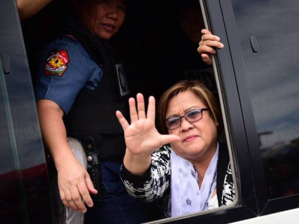 Biarpun dibebaskan, Leila De Lima (kanan) masih berdepan dua perbicaraan berkaitan kes dadah. - Agensi