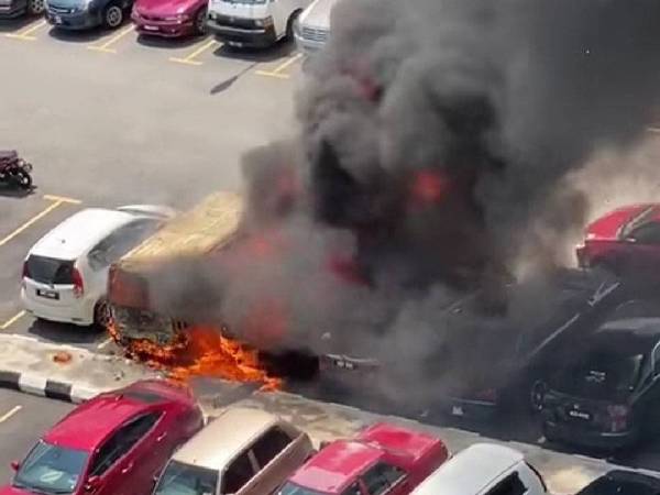 Rakaman mengenai kejadian kebakaran enam kenderaan di PPR Pantai Ria tular di laman sosial pada Rabu.