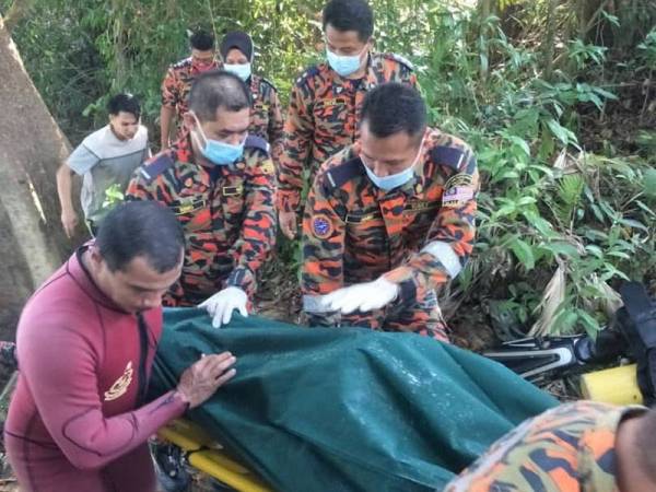 Mayat mangsa ditemui di dasar sungai selepas setengah jam operasi pencarian dilakukan anggota keselamatan.