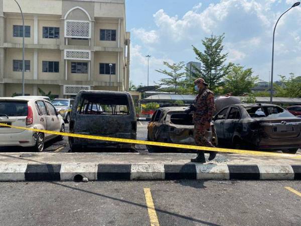 Pihak Forensik Jabatan Bomba dan Penyelamat menjumpai satu botol berbau petrol dan kesan simbahan petrol dalam kebakaran tujuh kenderaan di sebuah PPR di Pantai Dalam pada Rabu.