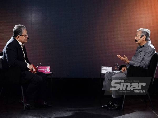 Johan menemubual Dr Mahathir dalam wawancara Bersama Tun M di Kompleks Kumpulan Karangkraf, Shah Alam pada Rabu.