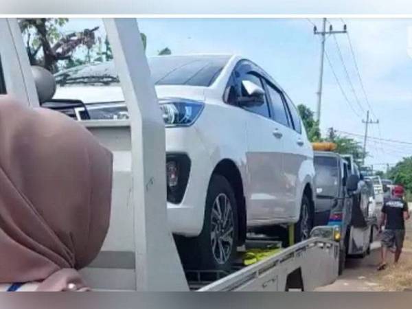 Penduduk jutawan 'borong' beli kereta. - Foto Detik News