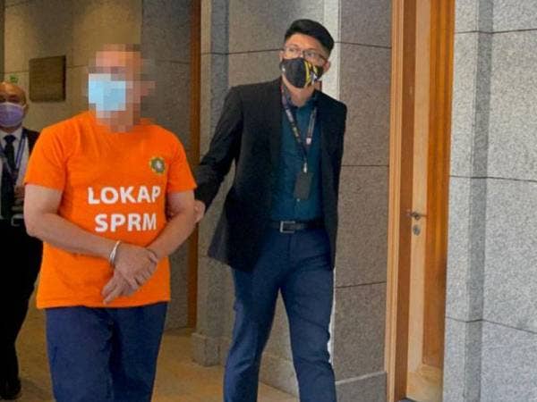 Suspek dibawa ke Mahkamah Majistret Putrajaya pada Khamis untuk permohonan tahanan reman.