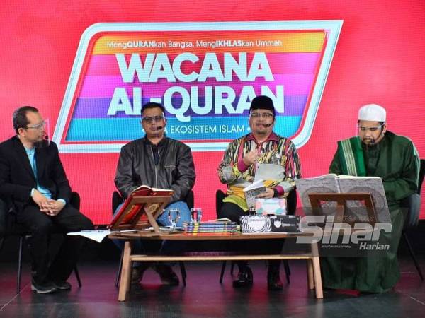 Dari kiri: Fazrul, Abdul Muiez, Mohamad Zarifi dan Ahmad Tirmizi pada program Wacana al-Quran Siri 88 bertajuk PdPR: Tanggungjawab Bersama yang disiarkan secara langsung di Kumpulan Karangkraf pada Rabu. - FOTO ASRIL ASWANDI SHUKOR