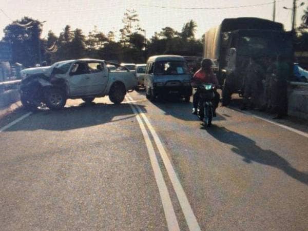 Trak tentera darat yang terlibat dalam kemalangan dengan sebuah kenderaan pacuan empat roda di Jalan Simpang Tiga Lendu, Alor Gajah pada pagi Khamis.
