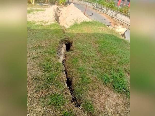 Pergerakan tanah di kawasan Kampung Pohon Chelagi, Pasir Mas dikesan amat aktif.