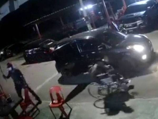 Seorang lelaki berkerusi roda nyaris menjadi mangsa samun sekumpulan lelaki bersenjatakan parang di Pelabuhan Klang, pada Isnin.