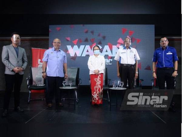 Dari kiri; Ismail bersama panelis Abdul Halim, Madeline, Paul dan Asyraf Wajdi pada Wacana Sinar Harian Edisi ke-233 yang diadakan di Kumpulan Karangkraf pada Khamis.