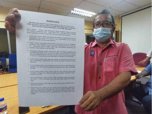 Mohd Zulkifli menunjukkan memorandum bantahan projek yang dilaksanakan.