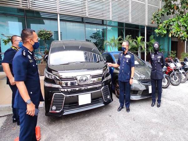 Kenderaan yang dirampas polis dalam serbuan di Gombak, Selangor, 26 Januari lalu.