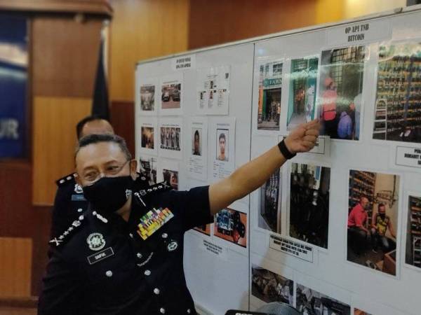 Saiful Azly menunjukkan antara kejayaan pihaknya bersama TNB menumpaskan sindiket pelombongan wang kripto bitcoin di Kuala Lumpur, pada Rabu.