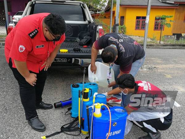 Ziyan (kiri) bersama rakan-rakannya turut menjadi sukarelawan melakukan kerja-kerja sanitasi percuma di tempat awam seperti di masjid.