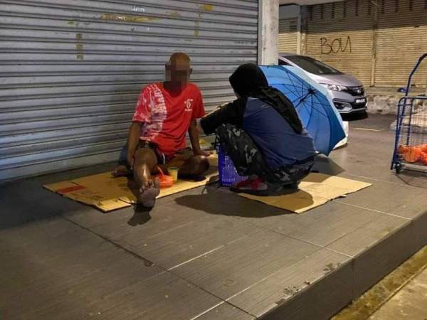 Mak Wan meluangkan masa bersama gelandangan di sekitar Chow Kit pada tahun 2019.