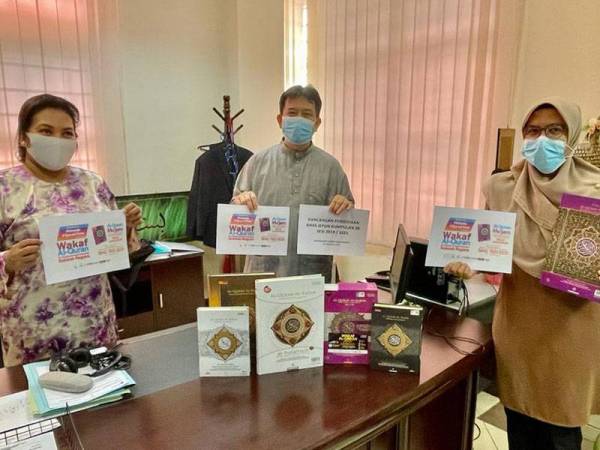 Pusat Asasi Sains Universiti Malaya (PASUM) terima sumbangan naskhah al-Quran