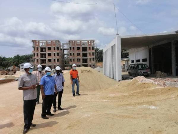 Manickam (kiri) ketika meninjau perkembangan pembinaan Klinik Kesihatan Rompin pada Jumaat.