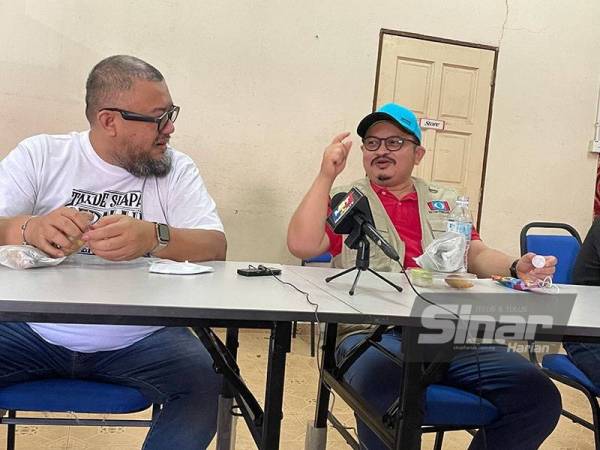 Shamsul (kanan) bersama Afdlin Shauki pada sidang akhbar selepas mengagihkan ayam beku peringkat Parlimen Wangsa Maju di Dewan Persatuan Penduduk Sri Langkawi Dua pada Sabtu.