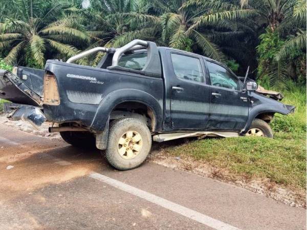 Pemandu dan penumpang kenderaan Toyota Hilux maut selepas tercampak keluar dari kenderaan mereka.