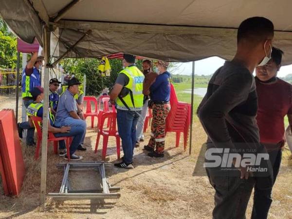 Operasi mencari mangsa dijalankan oleh pasukan bomba di lokasi kejadian di Sungai Muda, Pinang Tunggal, Kepala Batas.