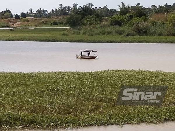 Bot fiber yang dipercayai dinaiki mangsa didapati berada di tengah sungai namun kelibat mangsa tidak kelihatan.