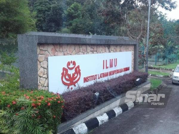 Mesyuarat MKT UMNO bersidang di Janda Baik, Pahang pada Jumaat malam.