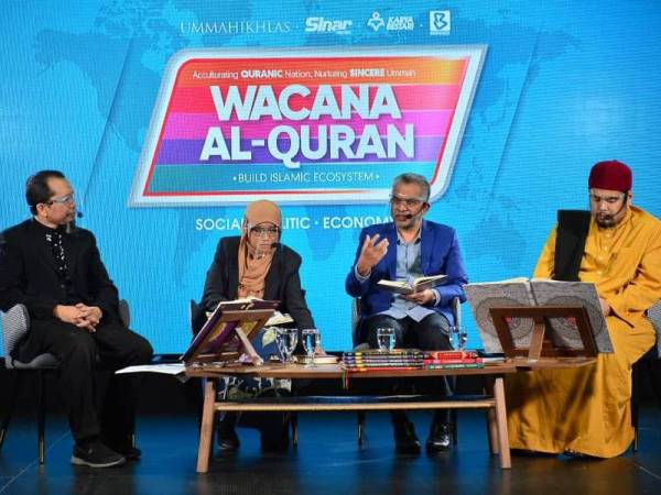 Dari kiri: Fazrul; Rohani bersama Mohd Daud dan Ahmad Tirmizi (kanan) semasa program Wacana Al-Quran siri ke-90 bertajuk ‘Living up integrity’ yang diadakan secara langsung di Studio F, Kumpulan Karangkraf pada Jumaat. - Foto Sinar Harian ASRIL ASWANDI SHUKOR