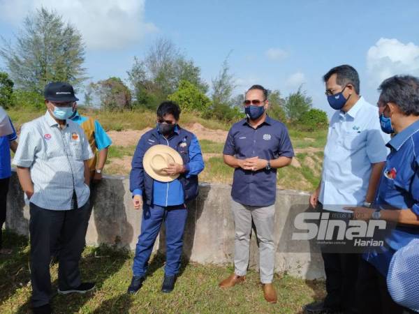 Ahmad Masrizal (tiga dari kanan) dan Azalina (dua dari kiri) melawat lokasi kerap berlaku banjir di Taman Bayu Damai, Kota Tinggi pada Sabtu.