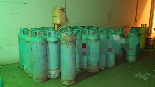 Antara tong gas LPG yang dirampas dalam serbuan yang dijalankan.